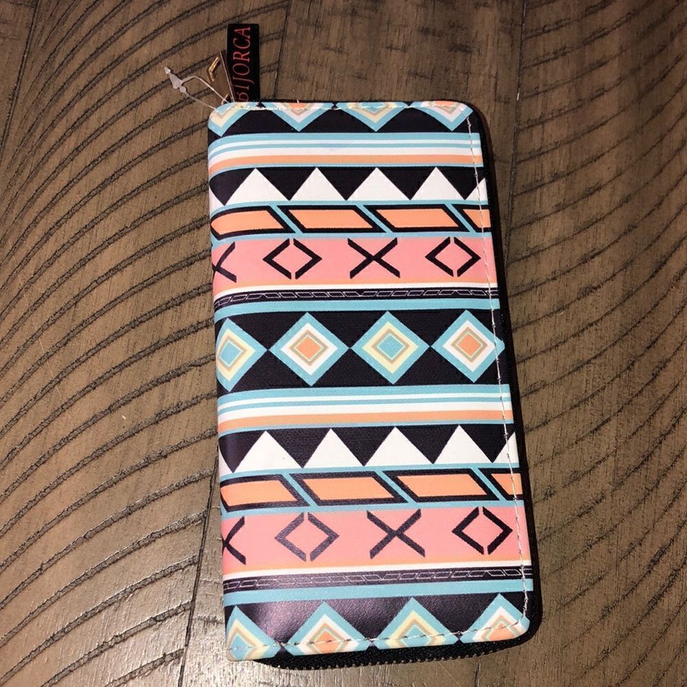 NWT Vegan Southwest Look 👀 Zip Wallet. Zip and card compartments. Secure!